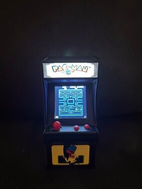 Mini Pacman arcade & keychain! By Bandai Namco